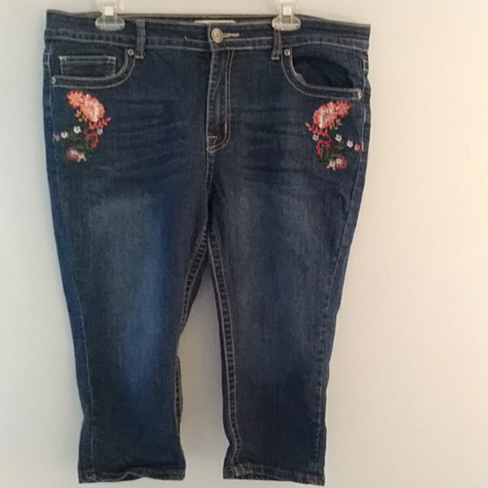 Level eight size 14 floral embroidered capri jeans